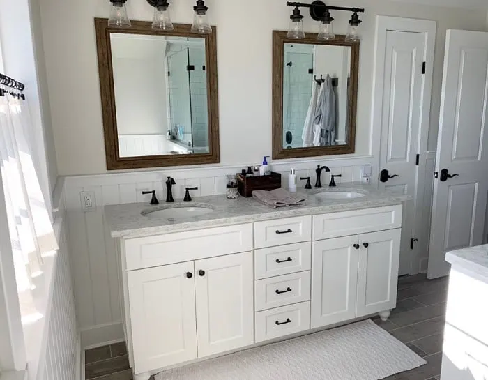 Classic Gray painted walls in Bathroom