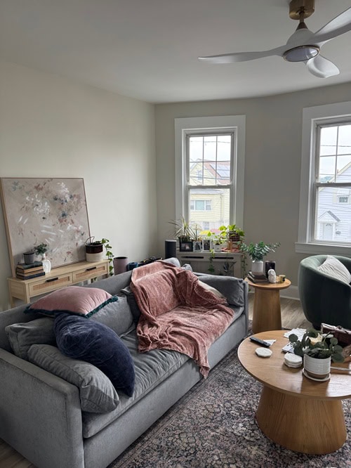 living room with couch, round coffee table, and ceiling fan